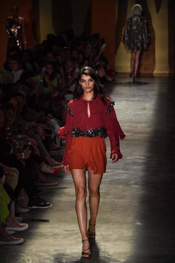 La 48ª semana de la moda de Sao Paulo ha dado el pistoletazo de salida con uno de sus desfiles más reivindicativos, en el que ha triunfado la moda vaquera, las prendas sobrepuestas, la mezcla de lo moderno, lo clásico, sport y lo atrevido. Pero sobre todo, la reivindicación por una moda sostenible y respetuosa con el medio ambiente