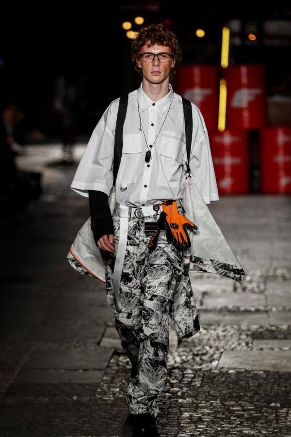 La 48ª semana de la moda de Sao Paulo ha dado el pistoletazo de salida con uno de sus desfiles más reivindicativos, en el que ha triunfado la moda vaquera, las prendas sobrepuestas, la mezcla de lo moderno, lo clásico, sport y lo atrevido. Pero sobre todo, la reivindicación por una moda sostenible y respetuosa con el medio ambiente