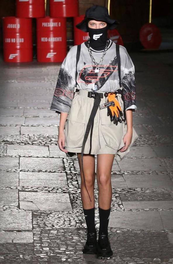 La 48ª semana de la moda de Sao Paulo ha dado el pistoletazo de salida con uno de sus desfiles más reivindicativos, en el que ha triunfado la moda vaquera, las prendas sobrepuestas, la mezcla de lo moderno, lo clásico, sport y lo atrevido. Pero sobre todo, la reivindicación por una moda sostenible y respetuosa con el medio ambiente