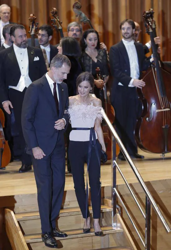 La Reina optó por un 'Palabra de Honor' con pantalones para asisitir al Auditorio de Oviedo.