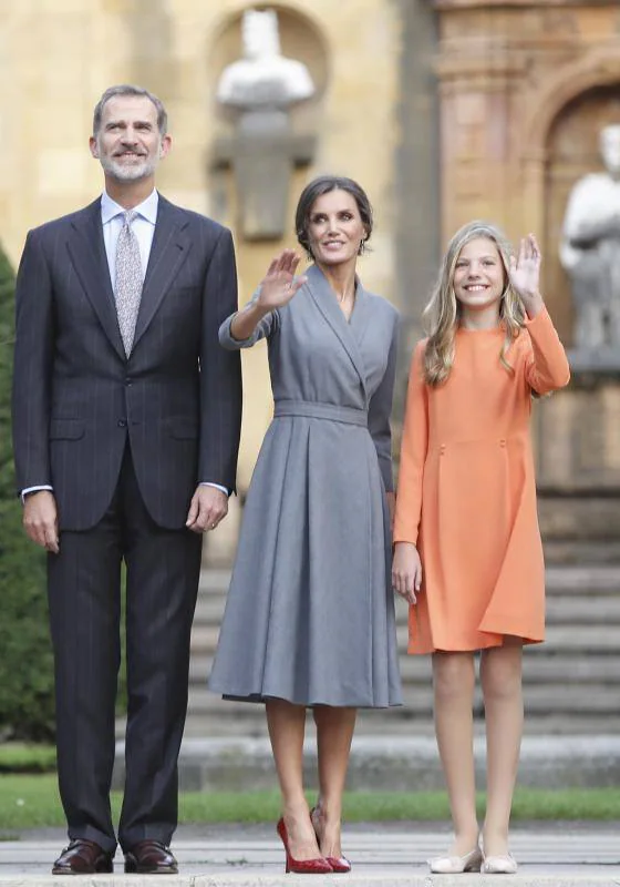 Las Reina Letizia eligió el gris para visitar la Catedral de Oviedo junto a unos zapatos rojos.