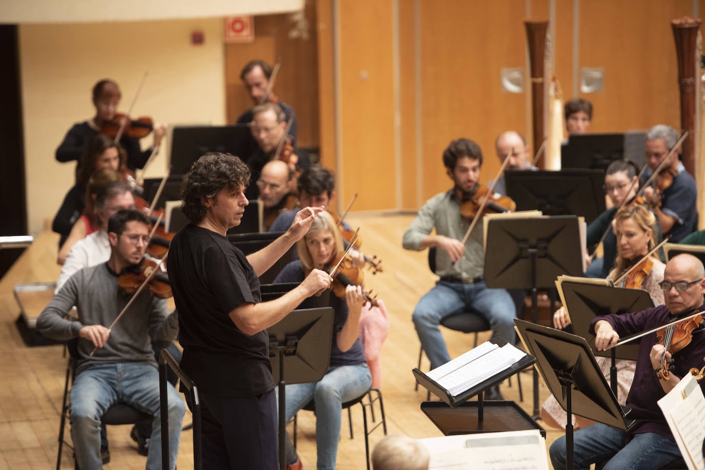 El Coro de la Fundación Princesa de Asturias, junto con la Orquesta Sinfónica del Principado de Asturias, interpreta una selección de fragmentos de ópera y zarzuela, bajo la dirección de Cristóbal Soler, con la participación del solista Carlos Álvarez (barítono).