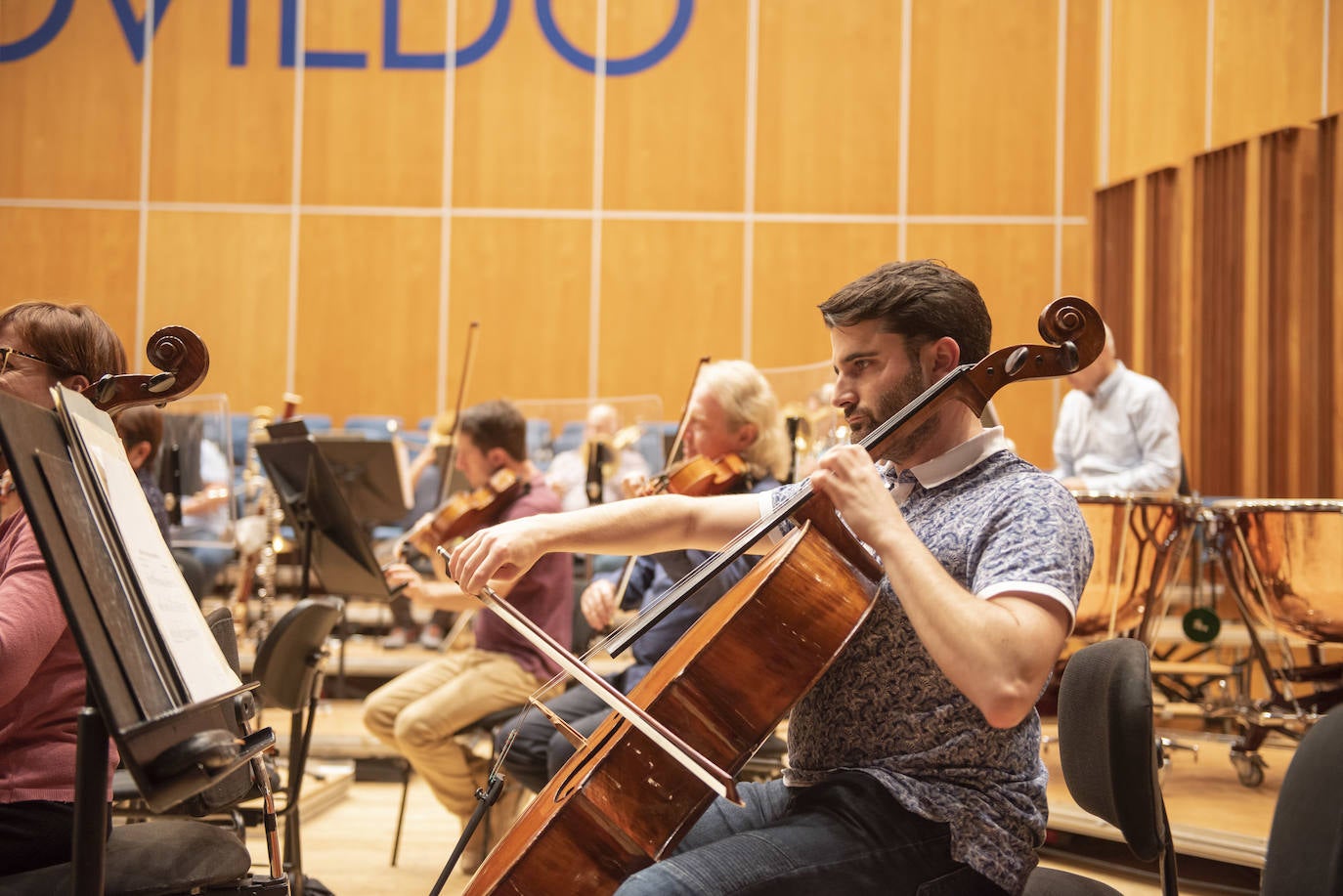 El Coro de la Fundación Princesa de Asturias, junto con la Orquesta Sinfónica del Principado de Asturias, interpreta una selección de fragmentos de ópera y zarzuela, bajo la dirección de Cristóbal Soler, con la participación del solista Carlos Álvarez (barítono).