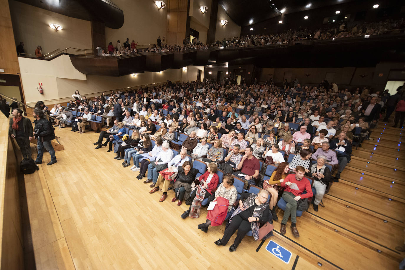 El Coro de la Fundación Princesa de Asturias, junto con la Orquesta Sinfónica del Principado de Asturias, interpreta una selección de fragmentos de ópera y zarzuela, bajo la dirección de Cristóbal Soler, con la participación del solista Carlos Álvarez (barítono).