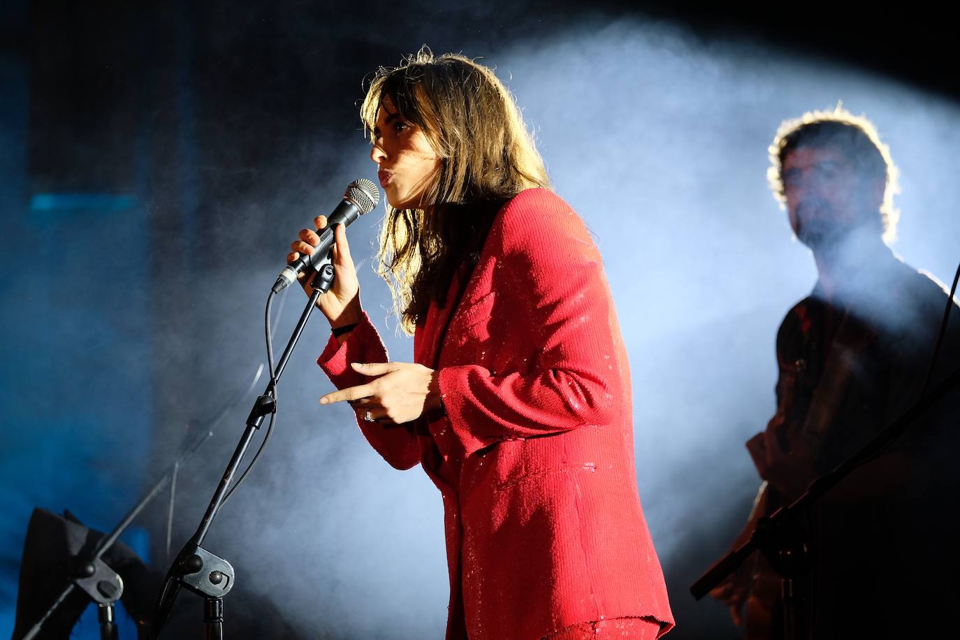 La cantante ofrece un recital La Fábrica dentro de la programación de actos de los Premios Princesa de Asturias que este año reconocen a su madre Siri Hustvedt y que en 2006 también recayó en su padre, Paul Auster. 