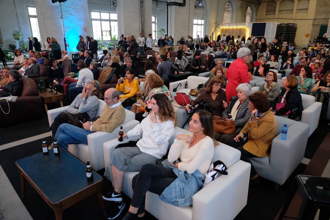 La cantante ofrece un recital La Fábrica dentro de la programación de actos de los Premios Princesa de Asturias que este año reconocen a su madre Siri Hustvedt y que en 2006 también recayó en su padre, Paul Auster. 