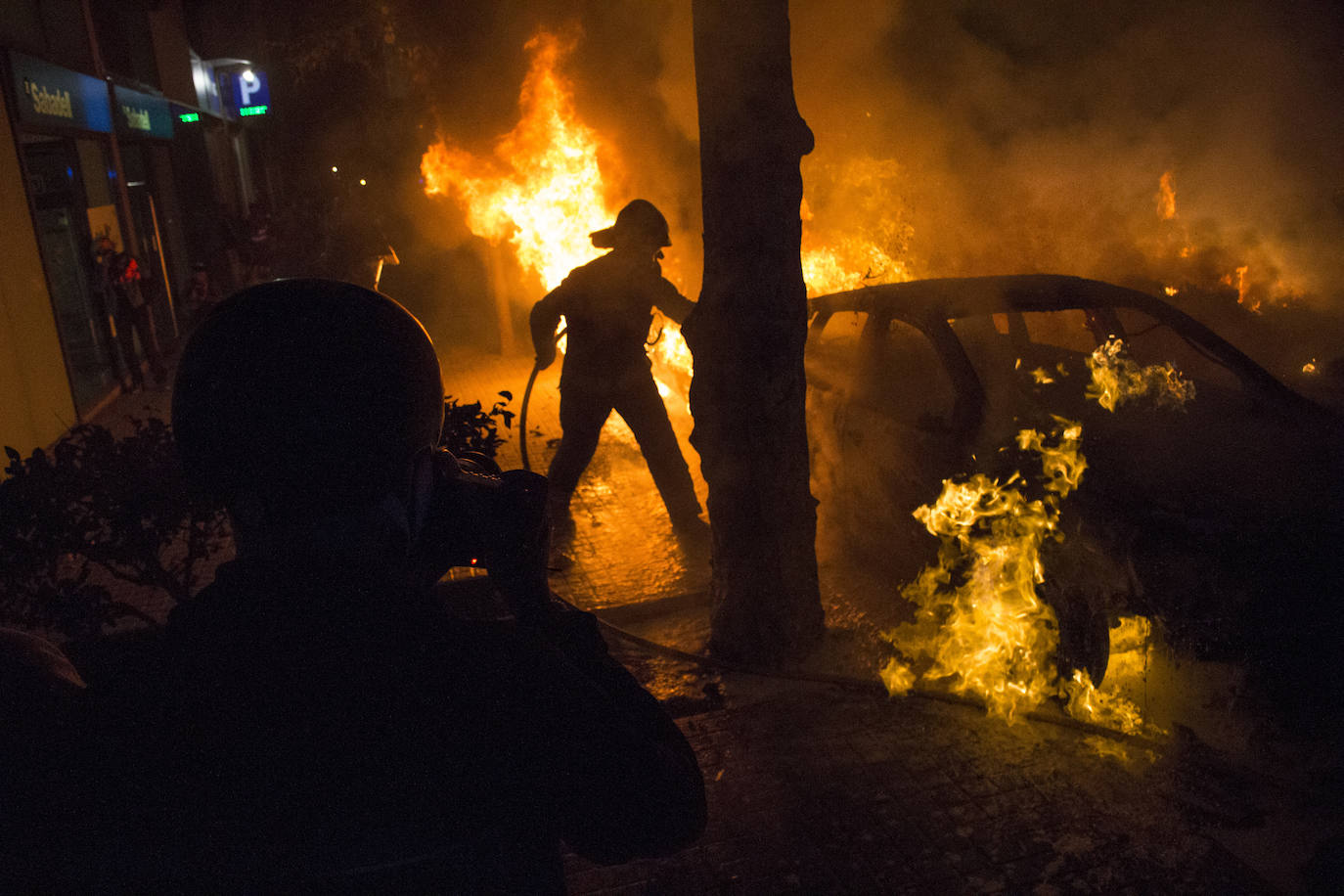 Iyán Rojo recogió con su cámara los altercados vividos en la noche del miércoles por las calles catalanas.