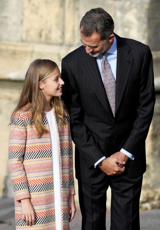 La esperada visita de la Princesa comenzó en la plaza de la Catedral, primer punto en la agenda de la Familia Real dentro del programa de los Premios Princesa de Asturias. 