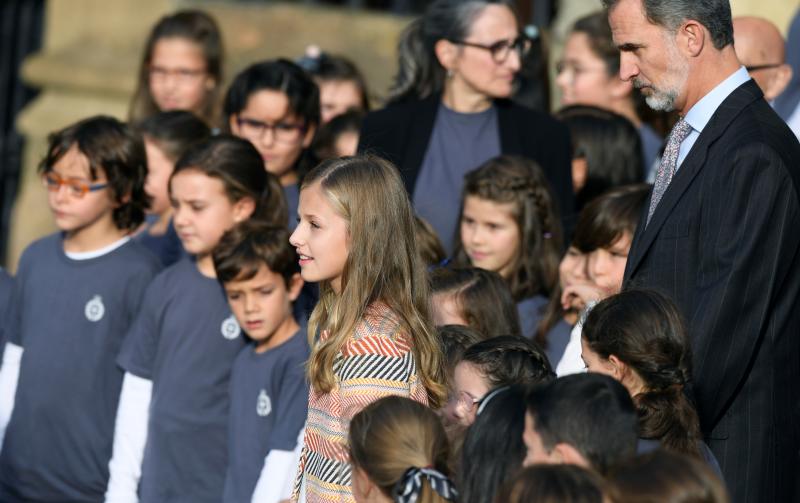 La esperada visita de la Princesa comenzó en la plaza de la Catedral, primer punto en la agenda de la Familia Real dentro del programa de los Premios Princesa de Asturias. 