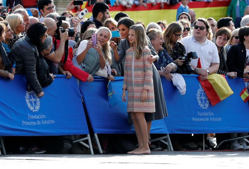 La esperada visita de la Princesa comenzó en la plaza de la Catedral, primer punto en la agenda de la Familia Real dentro del programa de los Premios Princesa de Asturias. 