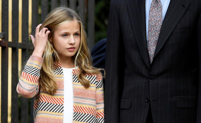 La esperada visita de la Princesa comenzó en la plaza de la Catedral, primer punto en la agenda de la Familia Real dentro del programa de los Premios Princesa de Asturias. 