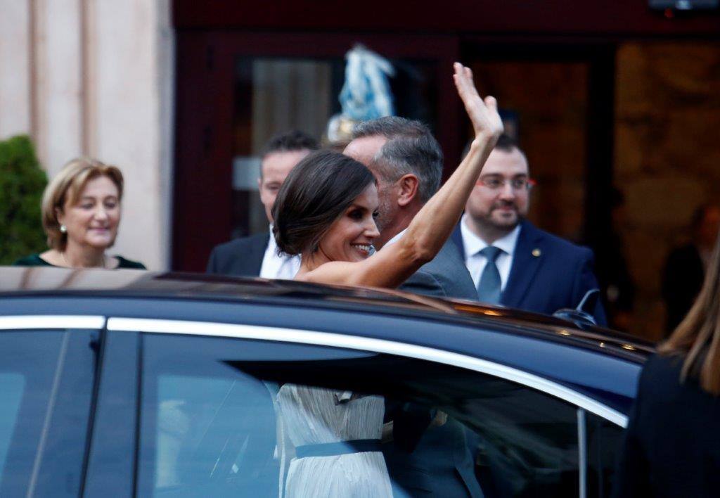 Al espectáculo también acudió el presidente del Gobierno del Principado, Adrián Barbón; el alcalde de Oviedo, Alfredo Canteli; el presidente de la Junta General del Principado de Asturias, Marcelino Marcos Líndez; y la delegada del Gobierno en Asturias, Delia Losa, entre otras autoridades. 