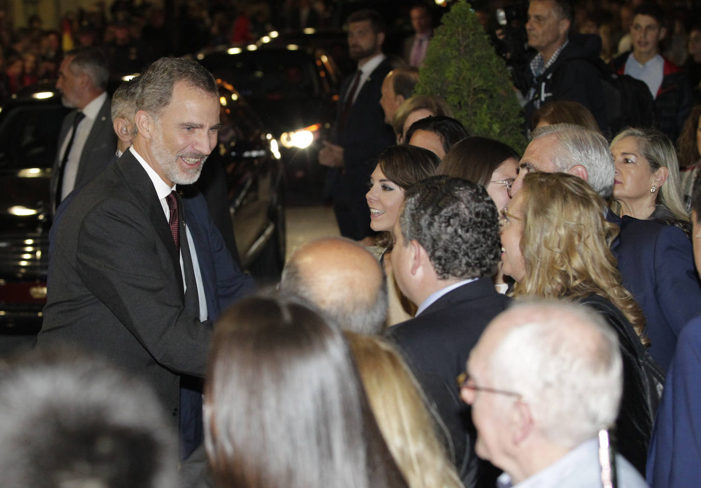 Al espectáculo también acudió el presidente del Gobierno del Principado, Adrián Barbón; el alcalde de Oviedo, Alfredo Canteli; el presidente de la Junta General del Principado de Asturias, Marcelino Marcos Líndez; y la delegada del Gobierno en Asturias, Delia Losa, entre otras autoridades. 