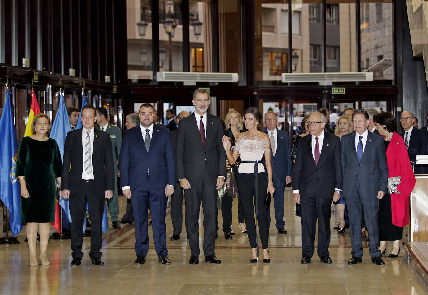 Al espectáculo también acudió el presidente del Gobierno del Principado, Adrián Barbón; el alcalde de Oviedo, Alfredo Canteli; el presidente de la Junta General del Principado de Asturias, Marcelino Marcos Líndez; y la delegada del Gobierno en Asturias, Delia Losa, entre otras autoridades. 