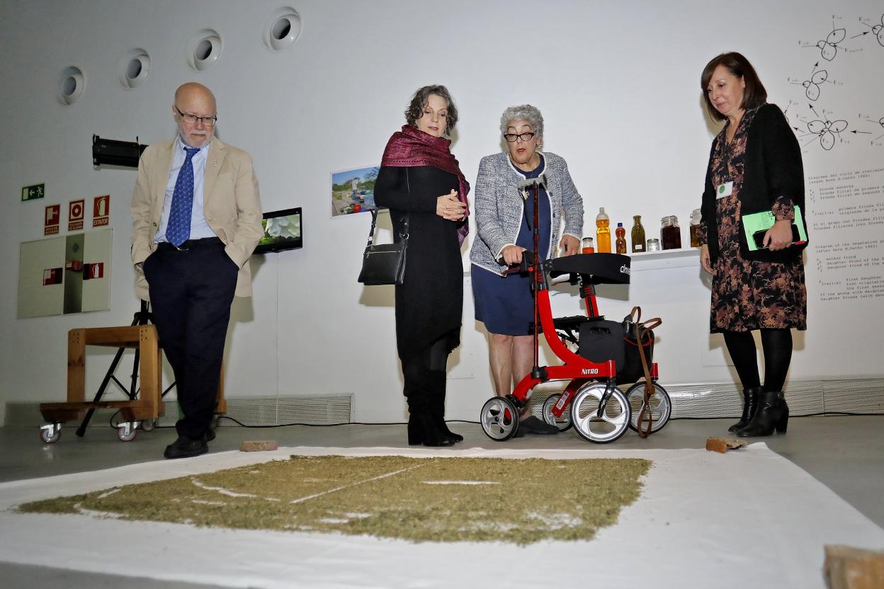 Sandra Myrna Díaz y Joanne Chory visitaron en Laboral Centro de Arte y Creación Industrial la exposición 'Eco-visionarios'. 