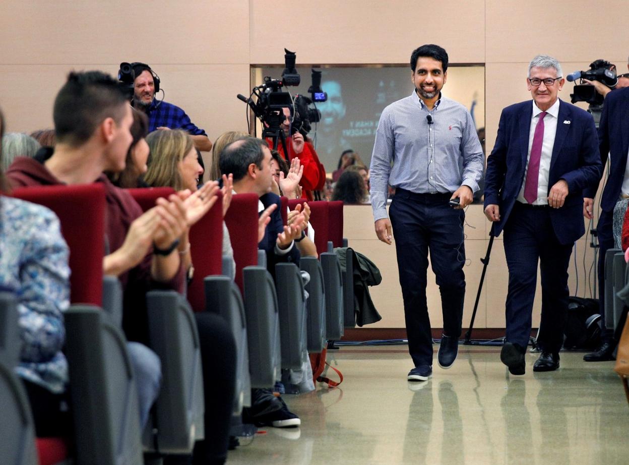 Salman Khan, junto al rector, aplaudido a su llegada. 
