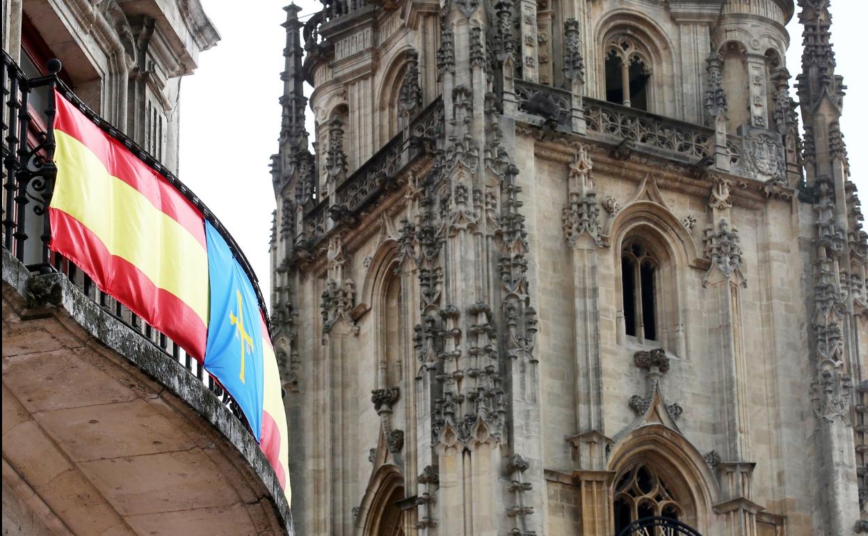 Banderas de España y Asturias en la plaza de la Catedral.