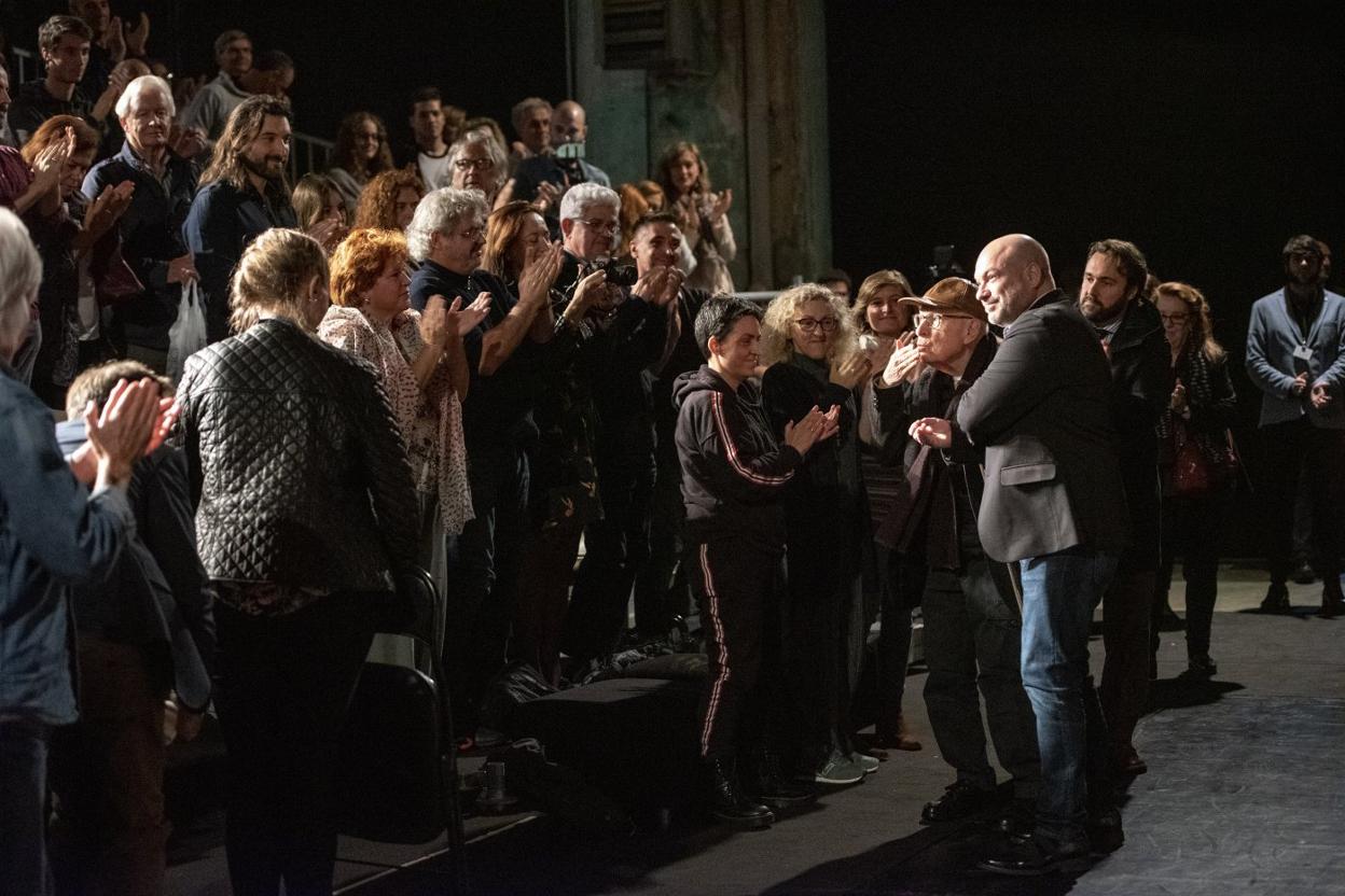 Un público entregado se puso en pie y ovacionó con un largo aplauso a Peter Brook, a su llegada a la Fábrica de Armas de Oviedo. 