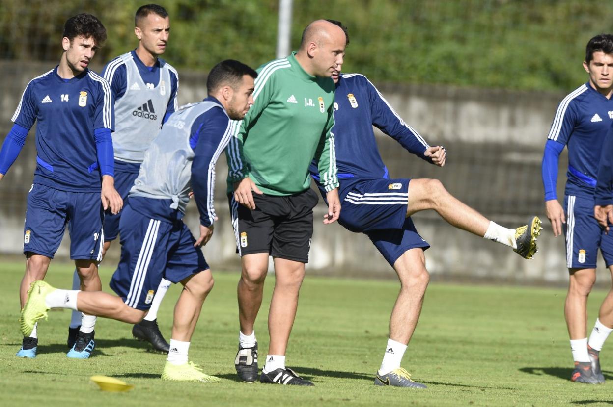 Joselu pasa al lado de Rozada durante un ejercicio en el entrenamiento.