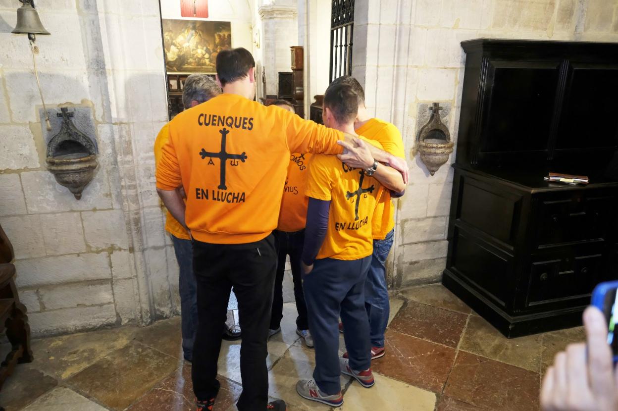 De espaldas, los tres trabajadores de Vesuvius encerrados en la Catedral, dialogan con los representantes sindicales. 