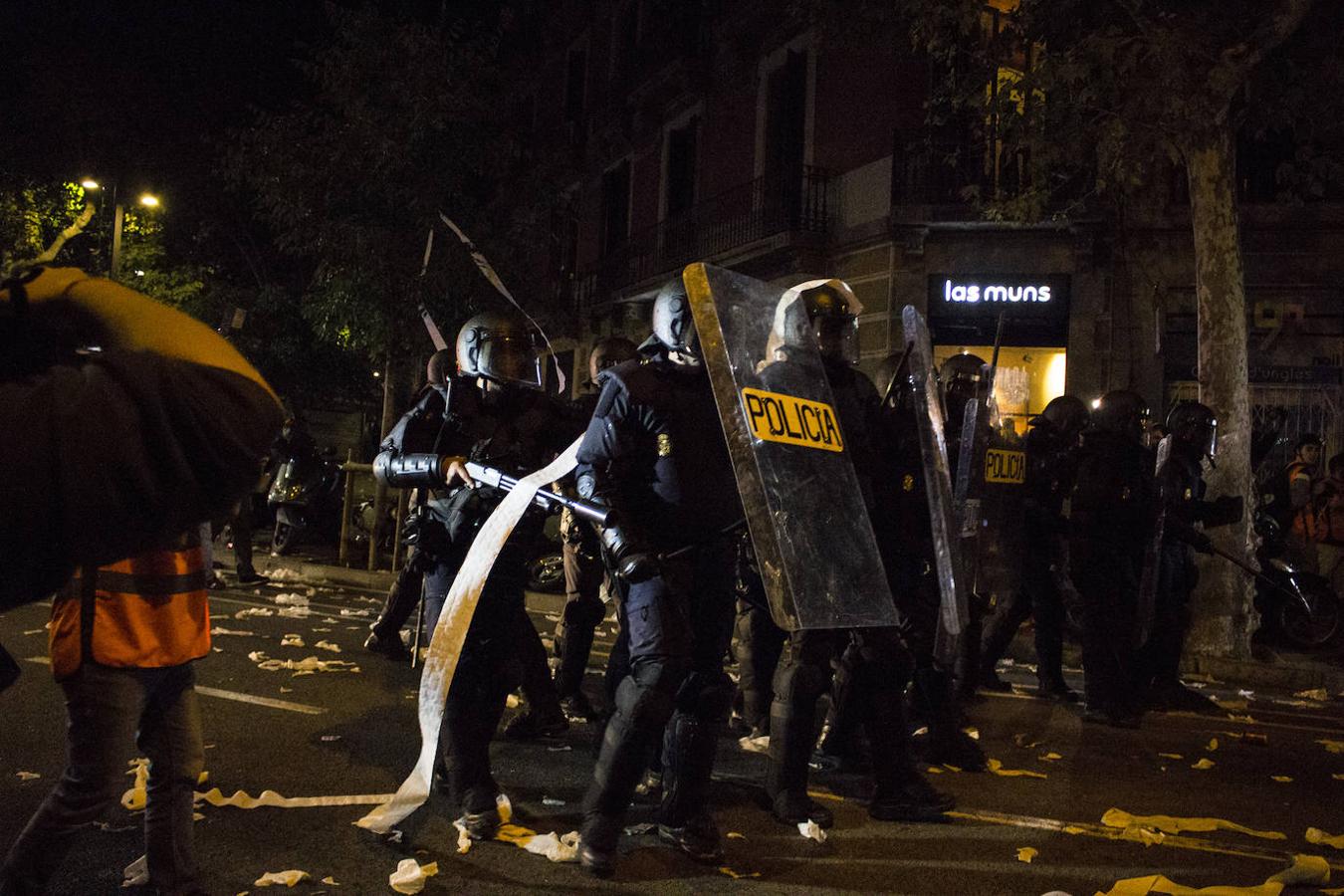 Fotos: Noche de terror en las calles de Barcelona