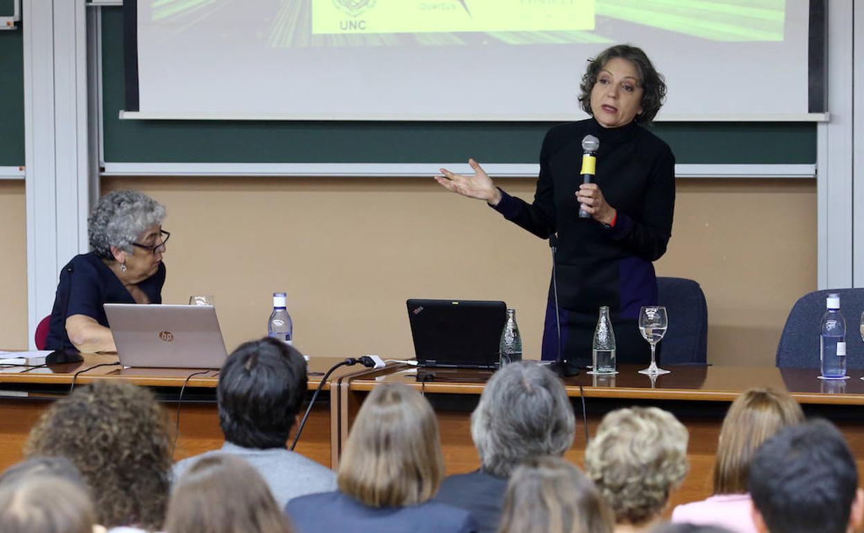 Joanne Chory y Sandra Myrna Díaz, en la Facultad de Biología. 