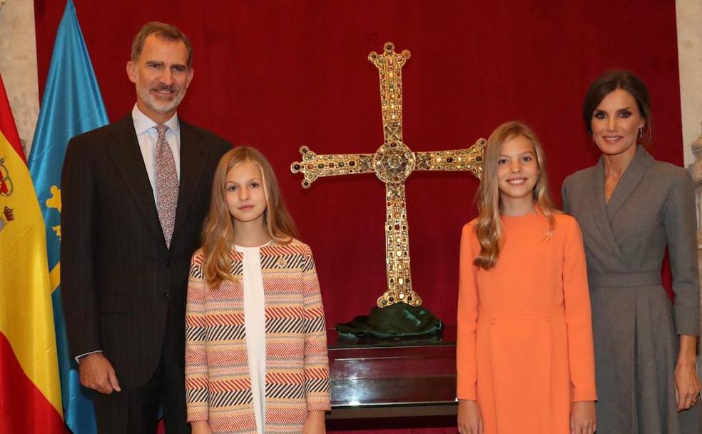 Los Reyes, la Princesa y la Infanta posan en el exterior de la Catedral.