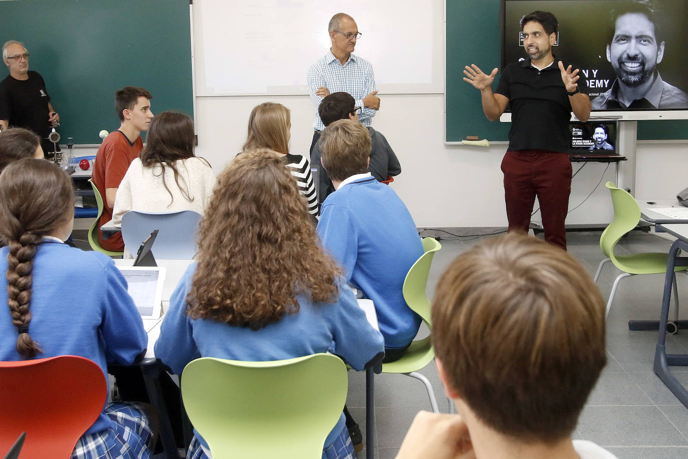 El Premio Princesa de Asturias de Cooperación Internacional 2019 ha participado este jueves en Gijón en un encuentro con alumnos de educación secundaria, bachillerato y formación profesional que han intervenido en el proyecto '¡EureKhan!', que consistía en resolver varios enigmas matemáticos mediante la deducción, y ha mantenido una reunión con profesores asturianos.