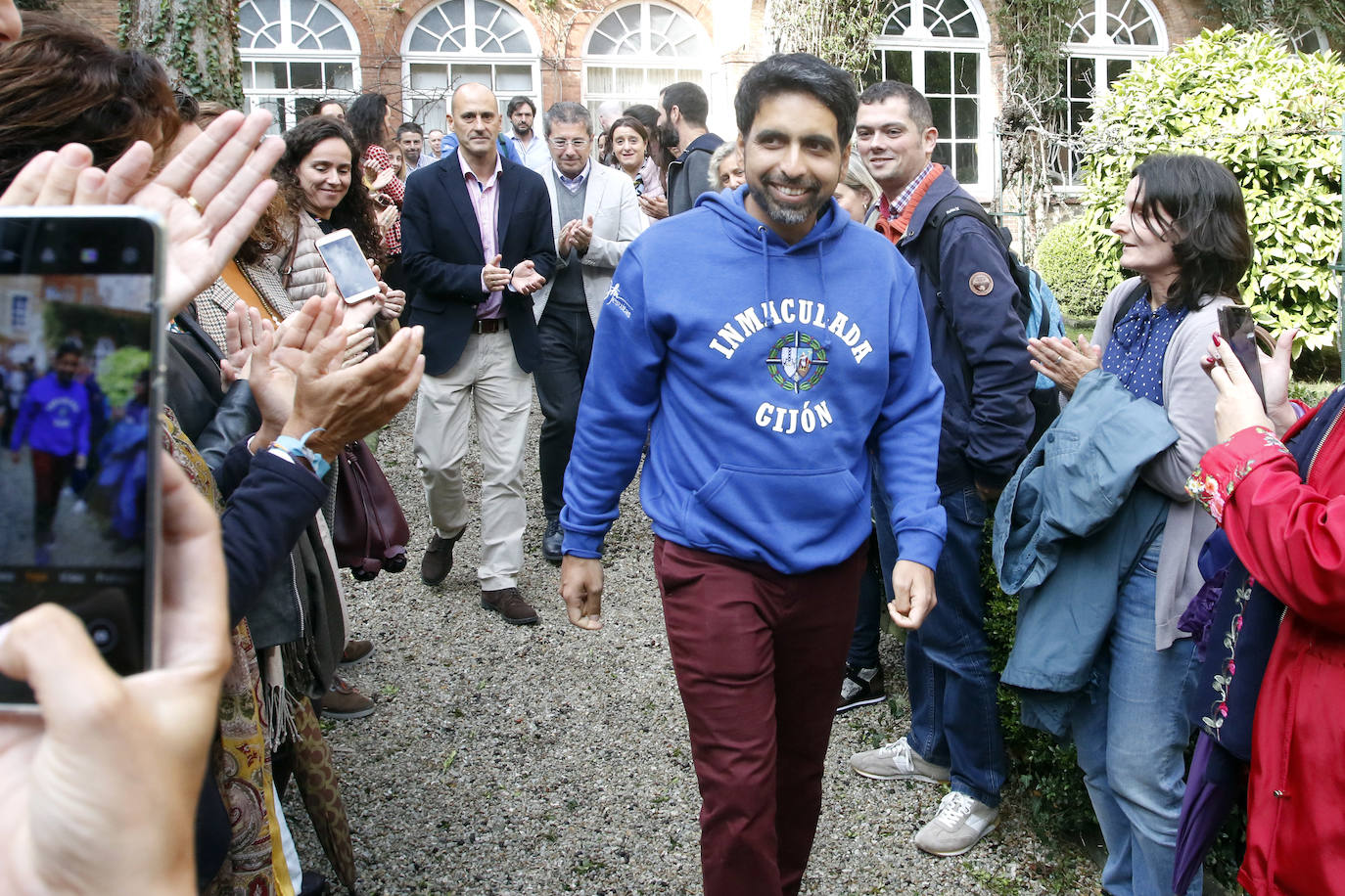 El Premio Princesa de Asturias de Cooperación Internacional 2019 ha participado este jueves en Gijón en un encuentro con alumnos de educación secundaria, bachillerato y formación profesional que han intervenido en el proyecto '¡EureKhan!', que consistía en resolver varios enigmas matemáticos mediante la deducción, y ha mantenido una reunión con profesores asturianos.