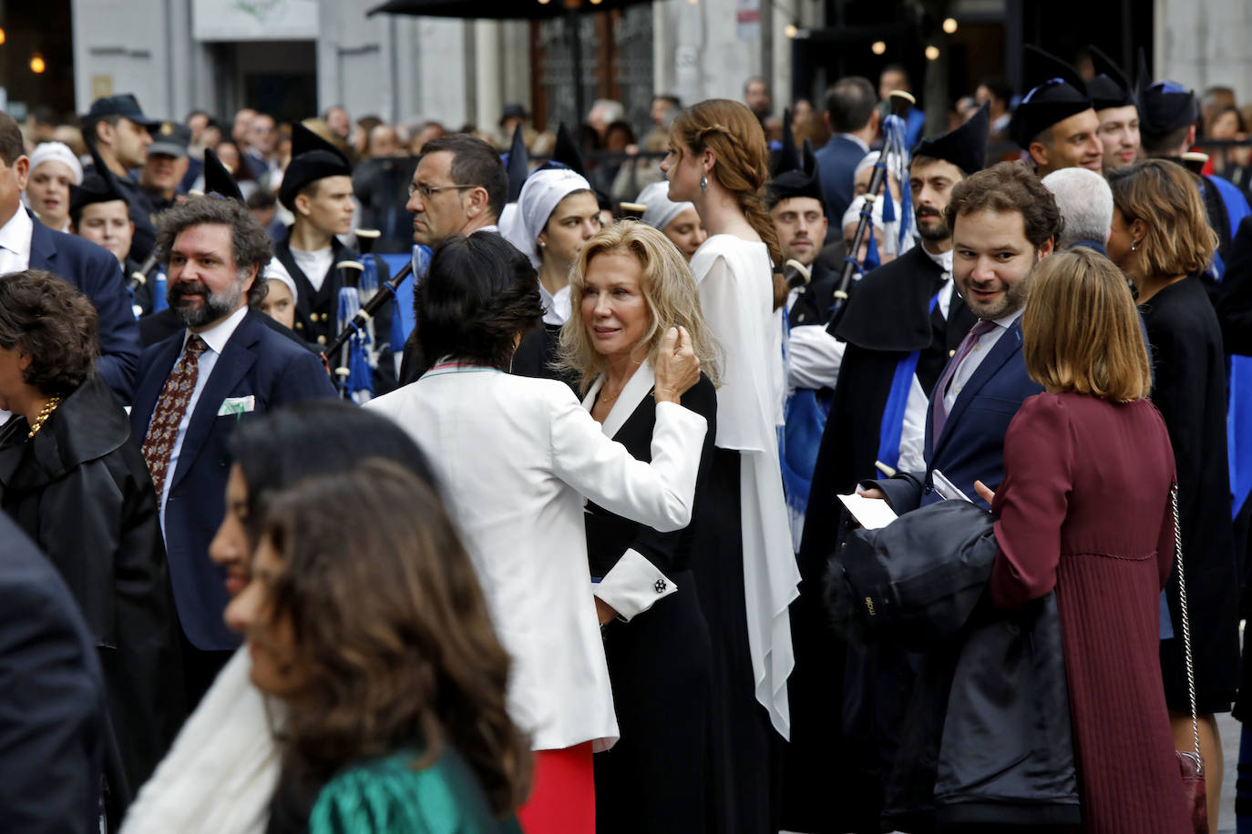 Familia Real, premiados e invitados han lucido sus mejores galas para asistir la ceremonia de entrega de los Premios