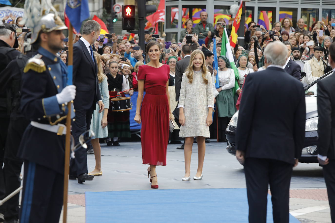 Familia Real, premiados e invitados han lucido sus mejores galas para asistir la ceremonia de entrega de los Premios