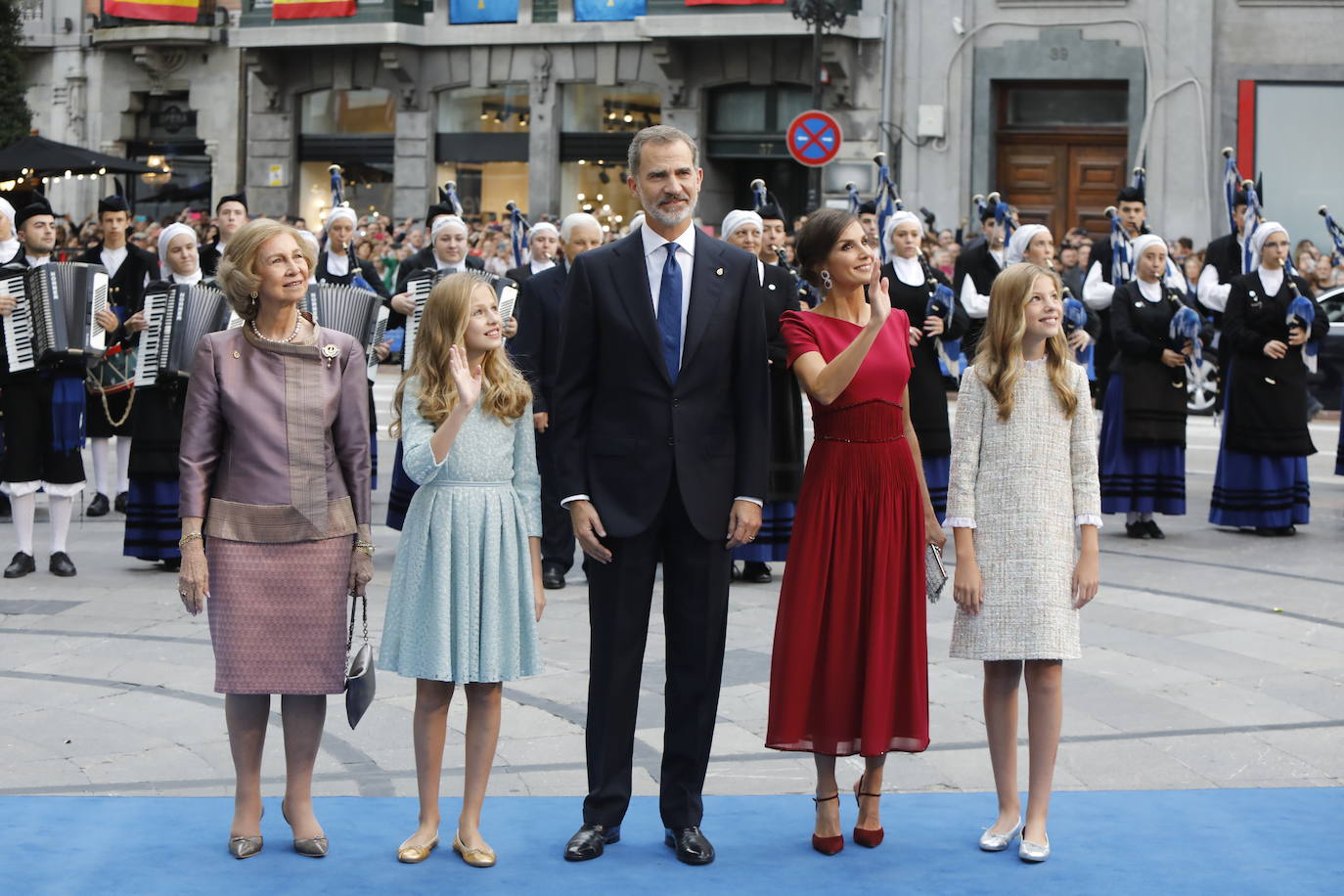 Familia Real, premiados e invitados han lucido sus mejores galas para asistir la ceremonia de entrega de los Premios