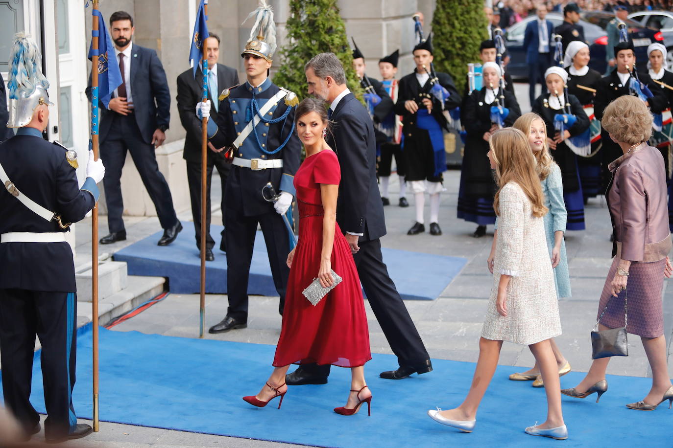 Familia Real, premiados e invitados han lucido sus mejores galas para asistir la ceremonia de entrega de los Premios