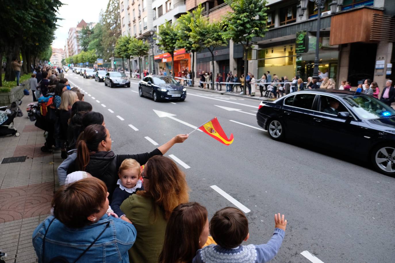 Cientos de curiosos guardan sitio para ver desfilar a la Familia Real, premiados e invitados a la ceremonia. 