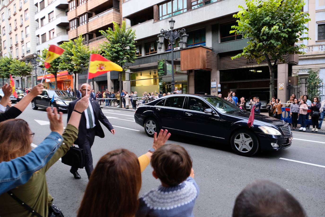 Cientos de curiosos guardan sitio para ver desfilar a la Familia Real, premiados e invitados a la ceremonia. 