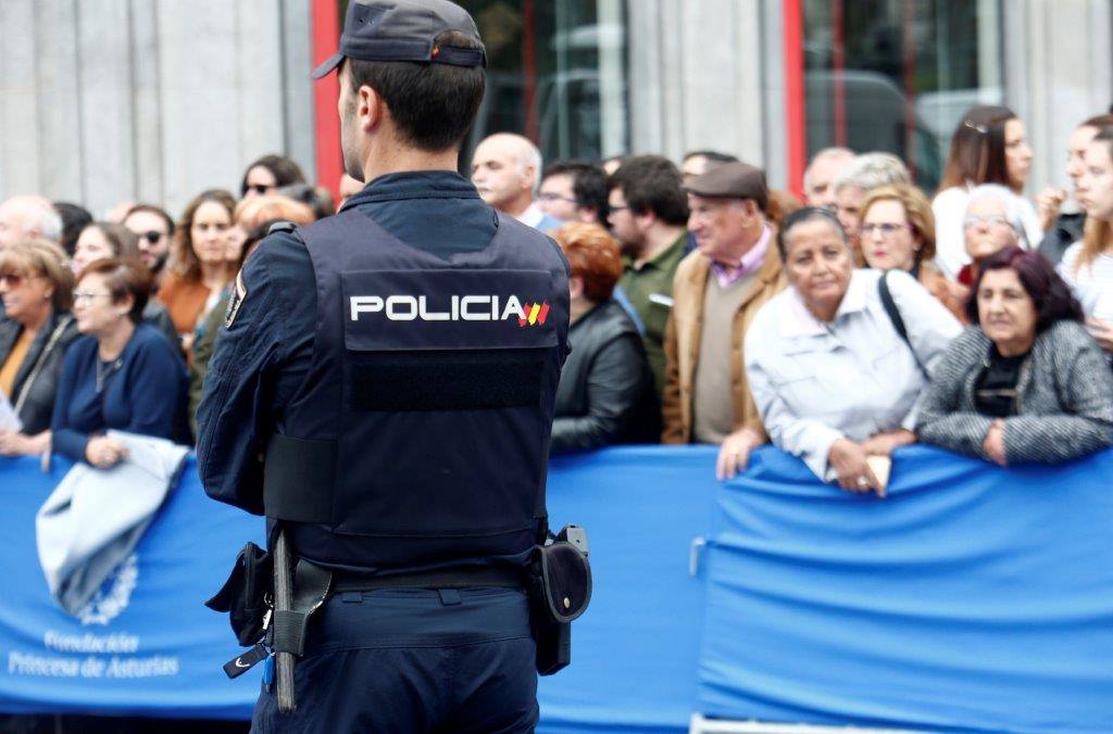 Cientos de curiosos guardan sitio para ver desfilar a la Familia Real, premiados e invitados a la ceremonia. 