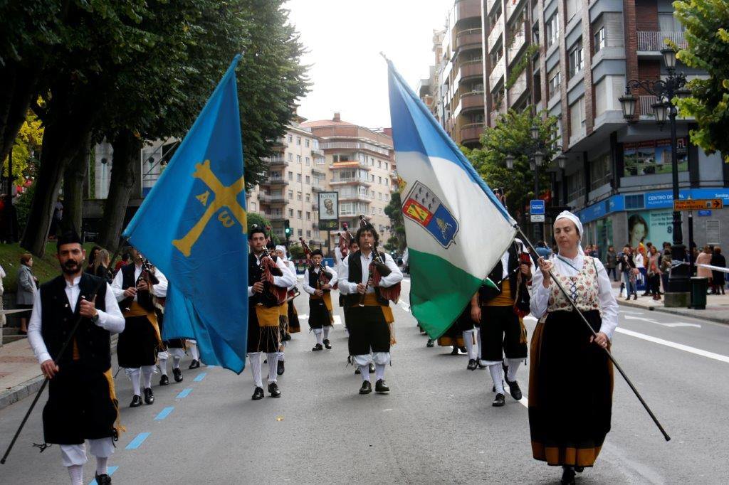 Cientos de curiosos guardan sitio para ver desfilar a la Familia Real, premiados e invitados a la ceremonia. 