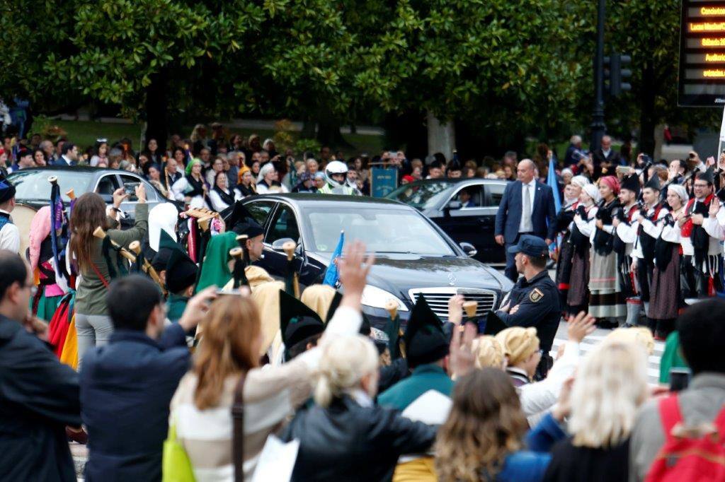 Cientos de curiosos guardan sitio para ver desfilar a la Familia Real, premiados e invitados a la ceremonia. 