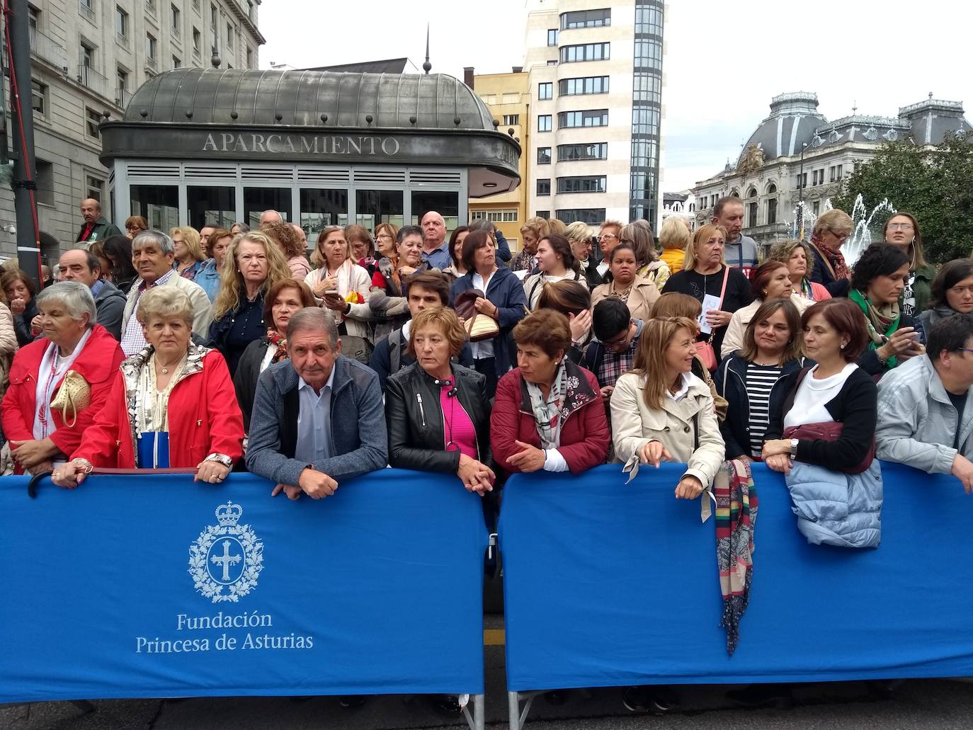 Cientos de curiosos guardan sitio para ver desfilar a la Familia Real, premiados e invitados a la ceremonia. 