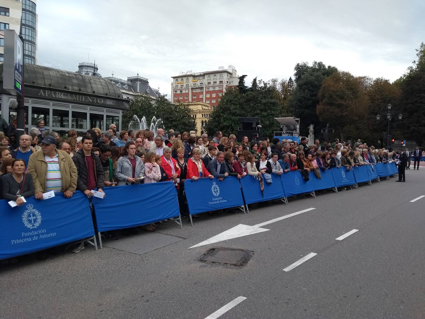 Cientos de curiosos guardan sitio para ver desfilar a la Familia Real, premiados e invitados a la ceremonia. 