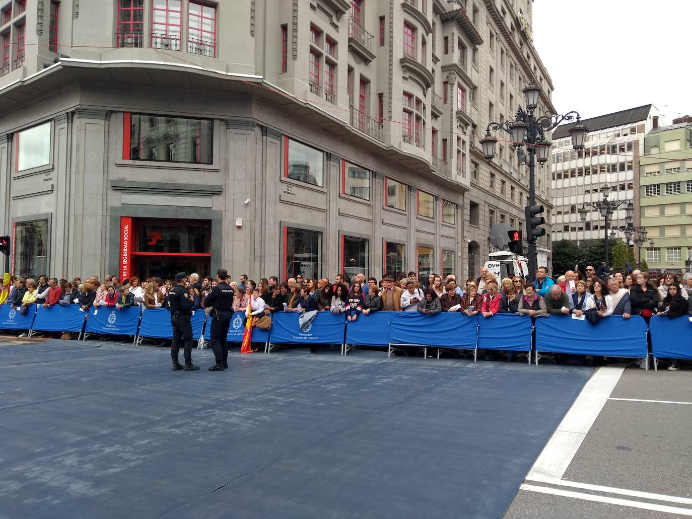 Cientos de curiosos guardan sitio para ver desfilar a la Familia Real, premiados e invitados a la ceremonia. 