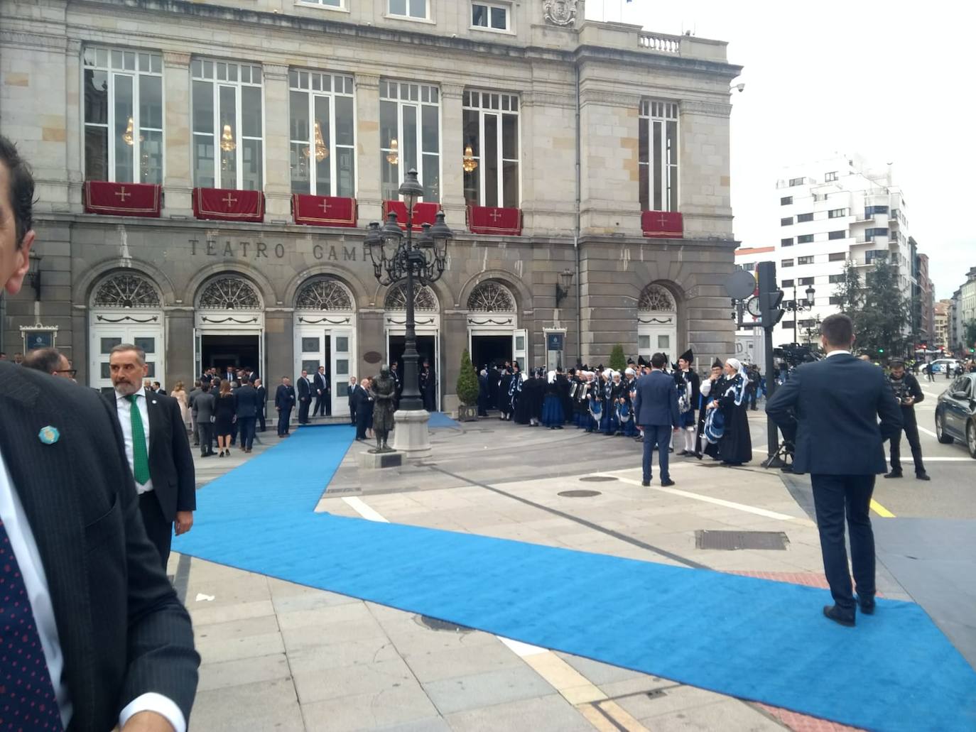 Cientos de curiosos guardan sitio para ver desfilar a la Familia Real, premiados e invitados a la ceremonia. 