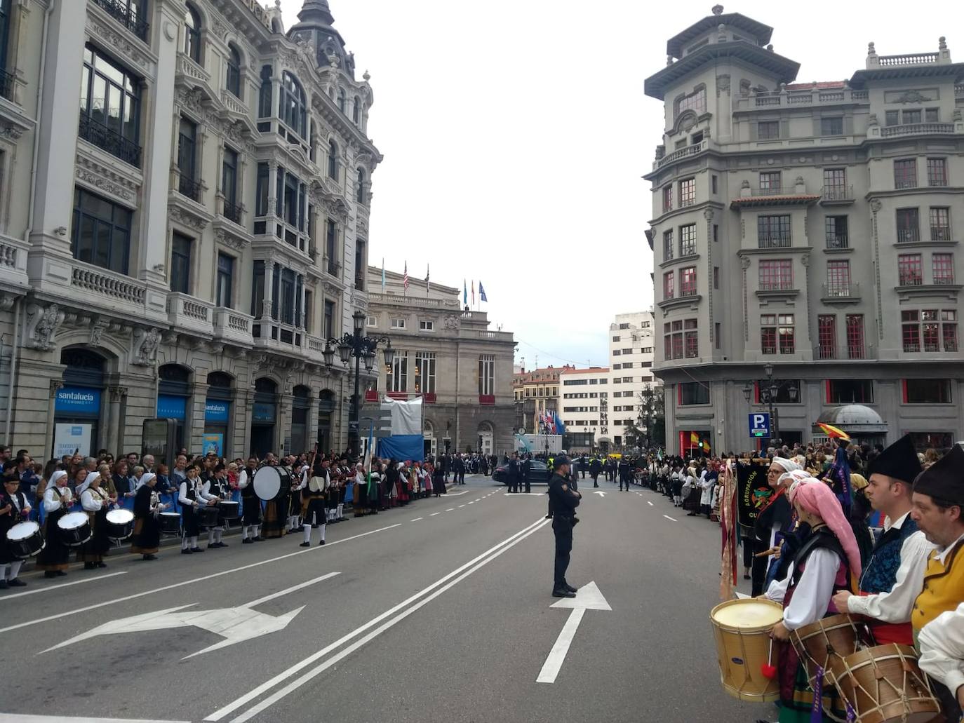 Cientos de curiosos guardan sitio para ver desfilar a la Familia Real, premiados e invitados a la ceremonia. 