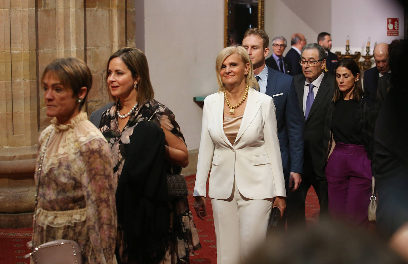 La Princesa de Asturias, en compañía de Felipe VI, ha ejercido este viernes por primera vez como presidenta de honor de la Fundación Princesa de Asturias en la imposición de las insignias a los galardonados en la 39 edición de los premios.