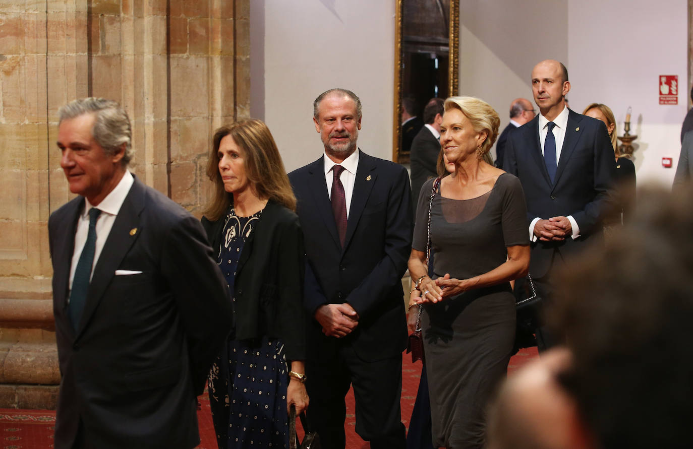 La Princesa de Asturias, en compañía de Felipe VI, ha ejercido este viernes por primera vez como presidenta de honor de la Fundación Princesa de Asturias en la imposición de las insignias a los galardonados en la 39 edición de los premios.