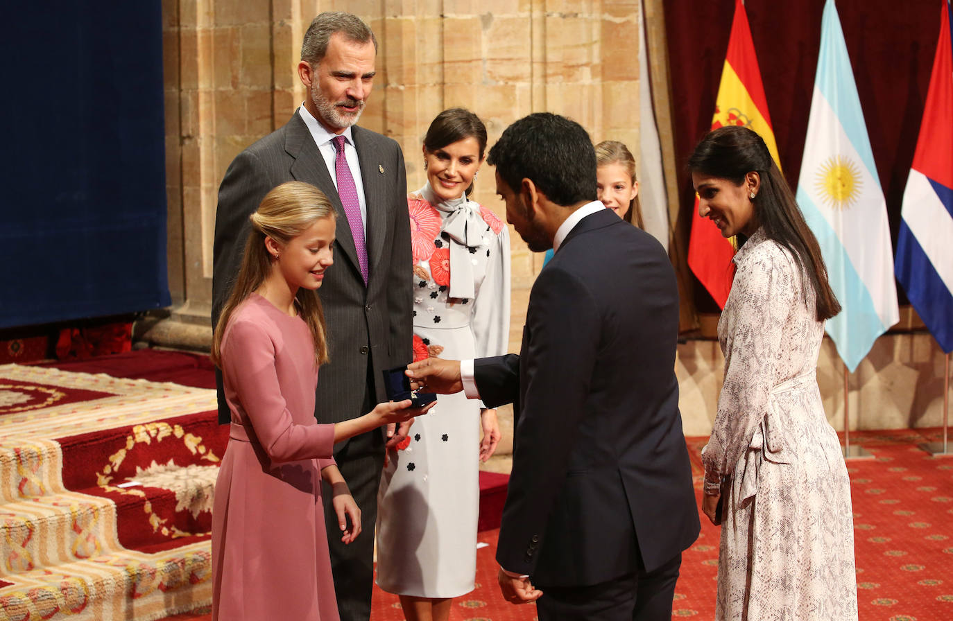 La Princesa de Asturias, en compañía de Felipe VI, ha ejercido este viernes por primera vez como presidenta de honor de la Fundación Princesa de Asturias en la imposición de las insignias a los galardonados en la 39 edición de los premios.