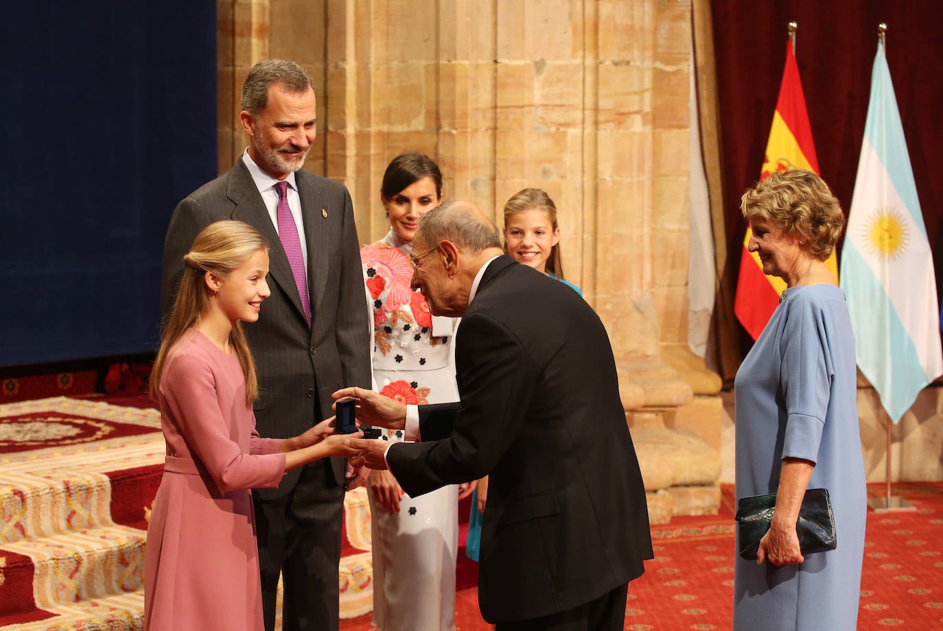 La Princesa de Asturias, en compañía de Felipe VI, ha ejercido este viernes por primera vez como presidenta de honor de la Fundación Princesa de Asturias en la imposición de las insignias a los galardonados en la 39 edición de los premios.