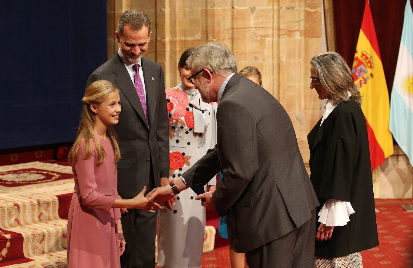 La Princesa de Asturias, en compañía de Felipe VI, ha ejercido este viernes por primera vez como presidenta de honor de la Fundación Princesa de Asturias en la imposición de las insignias a los galardonados en la 39 edición de los premios.