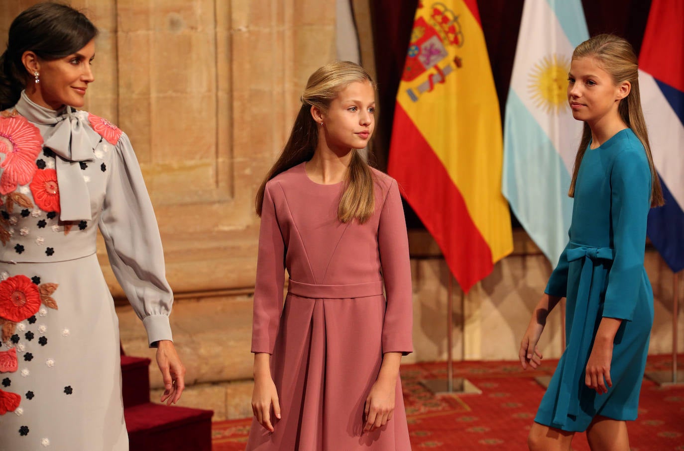 La Princesa de Asturias, en compañía de Felipe VI, ha ejercido este viernes por primera vez como presidenta de honor de la Fundación Princesa de Asturias en la imposición de las insignias a los galardonados en la 39 edición de los premios.