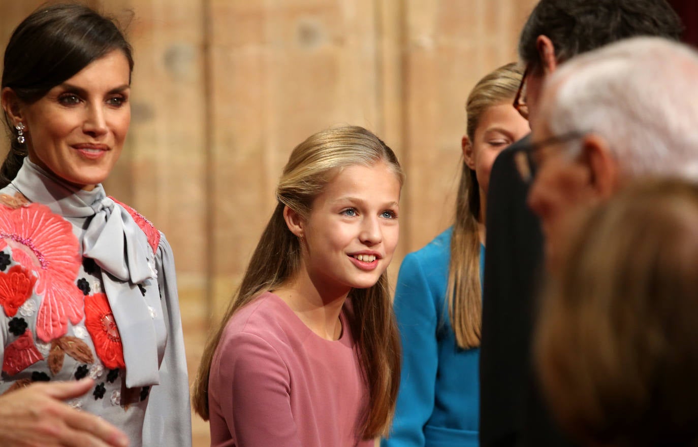 La Princesa de Asturias, en compañía de Felipe VI, ha ejercido este viernes por primera vez como presidenta de honor de la Fundación Princesa de Asturias en la imposición de las insignias a los galardonados en la 39 edición de los premios.